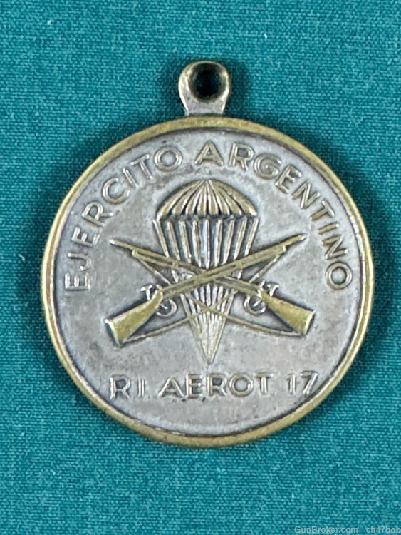 ARGENTINE MEDAL EJERCITO ARGENTINO ARMY CROSS RIFLES EMBLEM-img-1