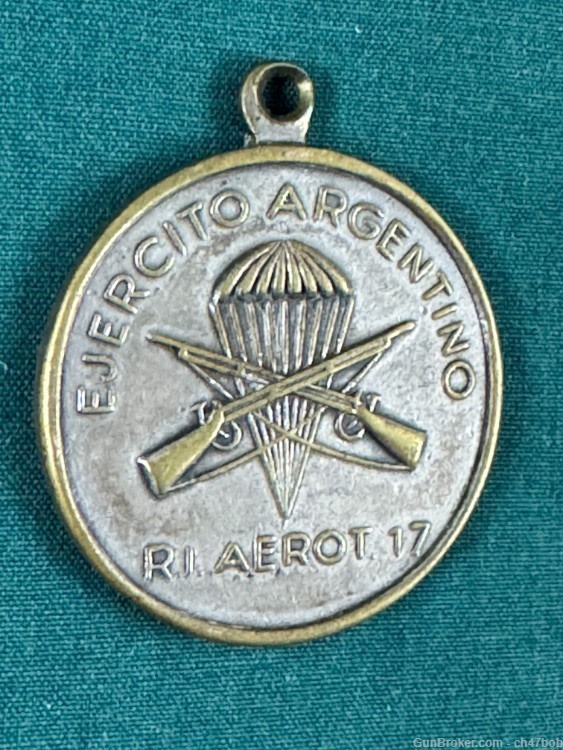 ARGENTINE MEDAL EJERCITO ARGENTINO ARMY CROSS RIFLES EMBLEM-img-0
