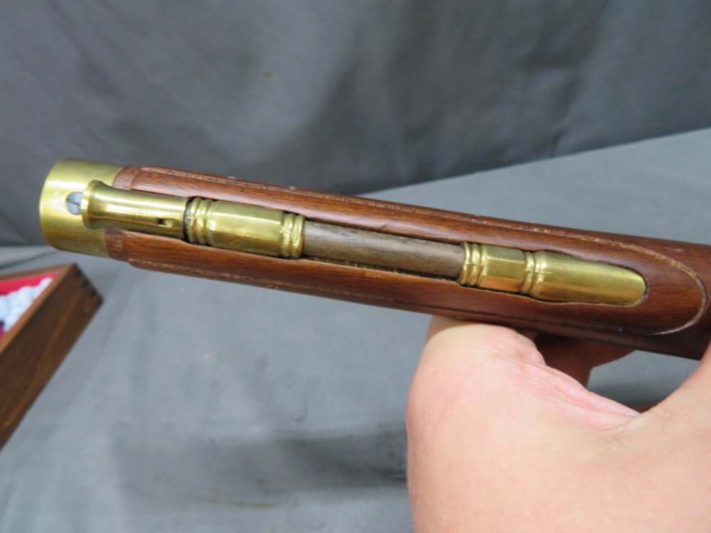 CASED PAIR OF PEDERSOLI REPRODUCTION KENTUCKY STYLE .44 PERCUSSION PISTOLS-img-45