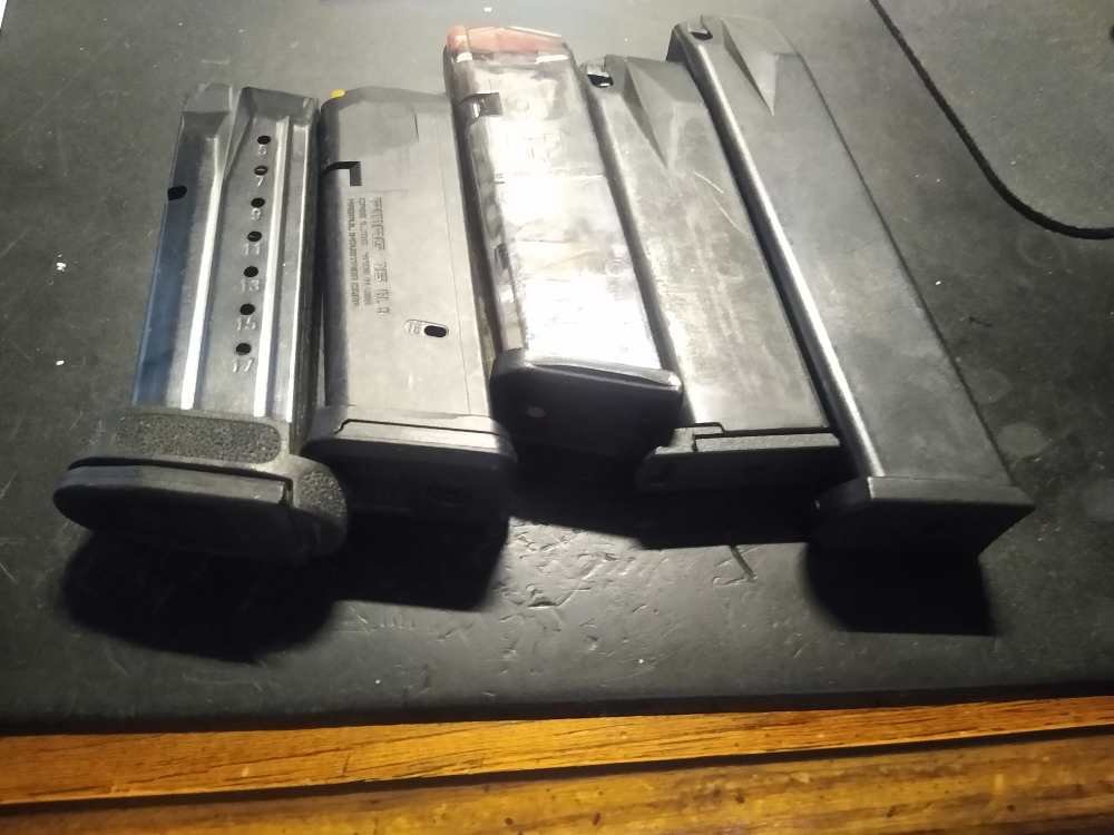 5 ASSORTED PISTOL MAGAZINES-img-1