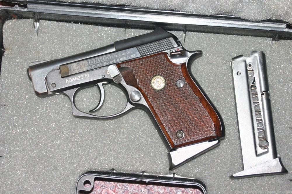 Taurus PT-22 .22 LR  with two magazines and a case  Good Condition-img-6