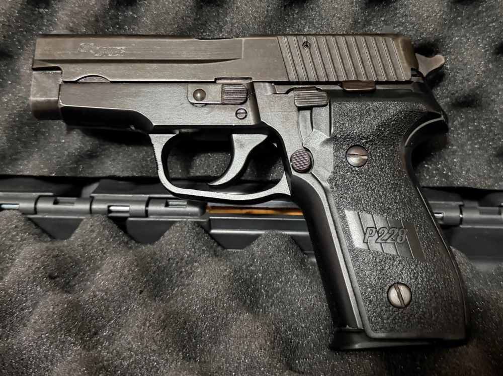 German Sig-Sauer P228 9mm Para Semi-Auto Pistol, Mfd: 1998-img-1
