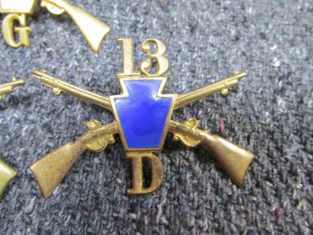 3 VINTAGE U.S. INFANTRY CAP BADGES, PENNSYLVANIA NATIONAL GUARD, ASSORTED-img-1