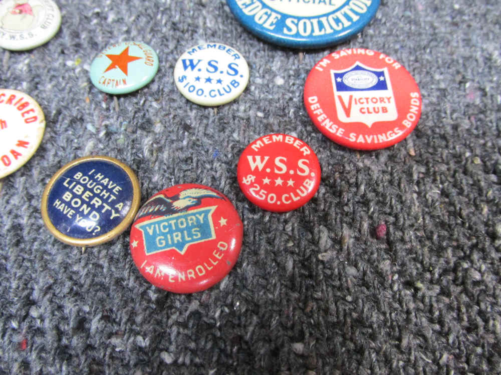 13 PIECES WWII ERA HOMEFRONT/WAR BOND PINS, ALL DIFFERENT, LEAFLET-img-5