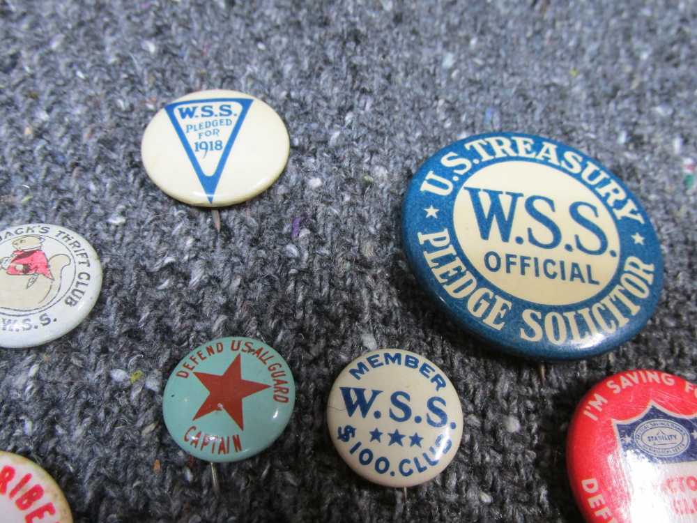 13 PIECES WWII ERA HOMEFRONT/WAR BOND PINS, ALL DIFFERENT, LEAFLET-img-4
