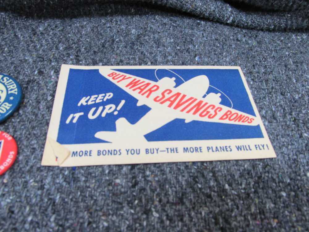 13 PIECES WWII ERA HOMEFRONT/WAR BOND PINS, ALL DIFFERENT, LEAFLET-img-1