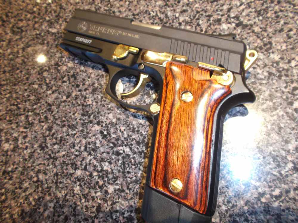  TAURUS PT 940 BLACK AND GOLD PLATED  .40 S&W UNFIRED!-img-1