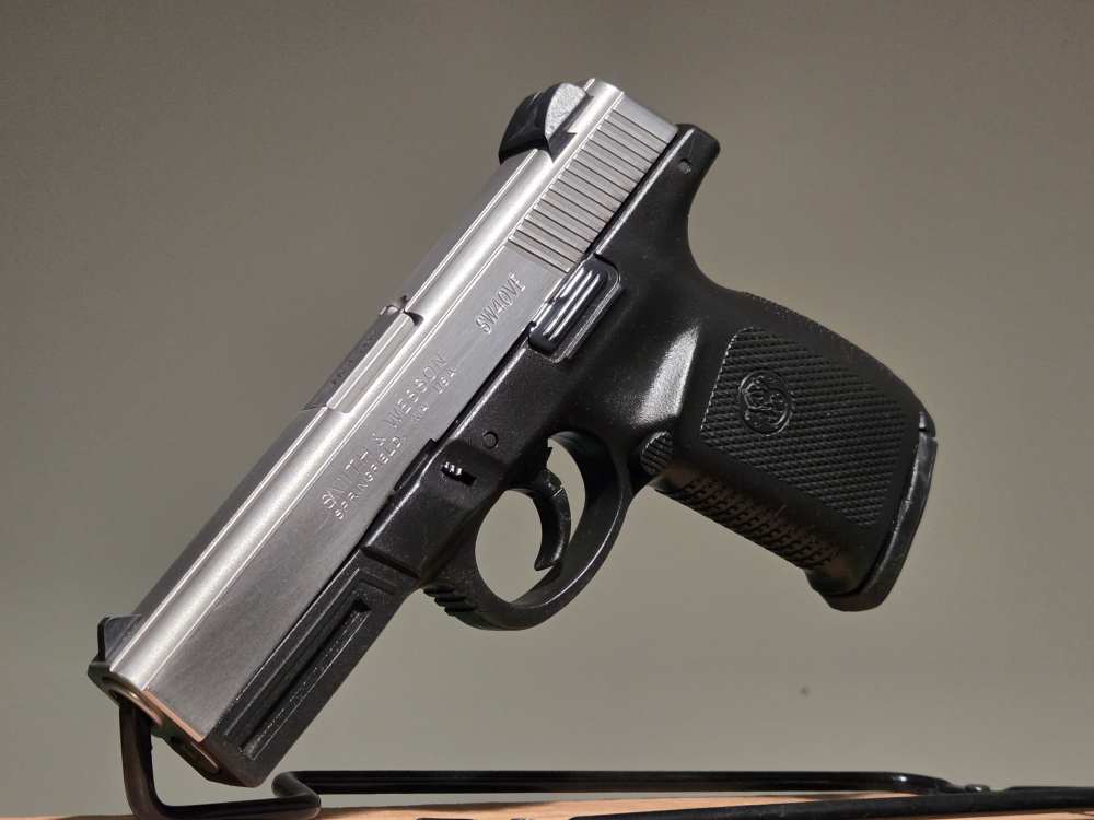 Smith and Wession SW40VE *Very Nice Looking Handgun*-img-0