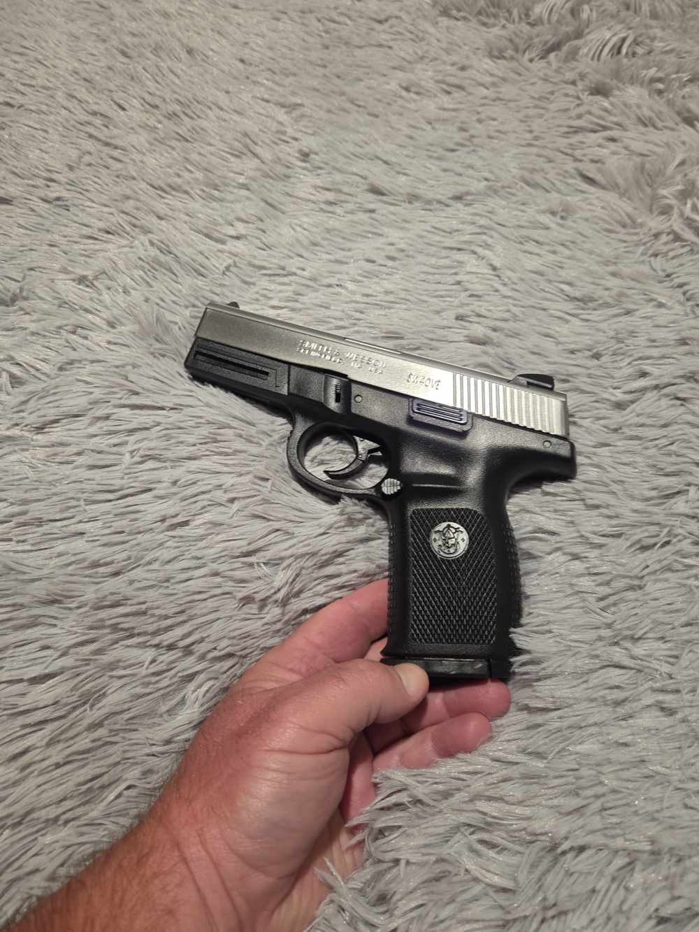 Smith and Wession SW40VE *Very Nice Looking Handgun*-img-3