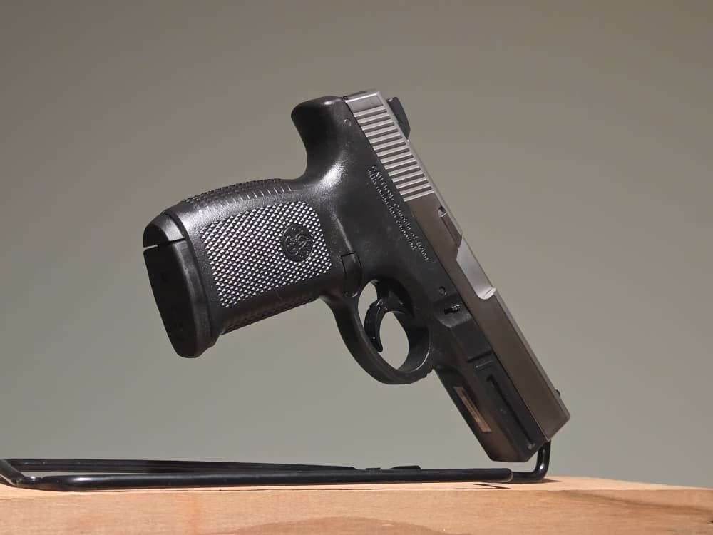 Smith and Wession SW40VE *Very Nice Looking Handgun*-img-1