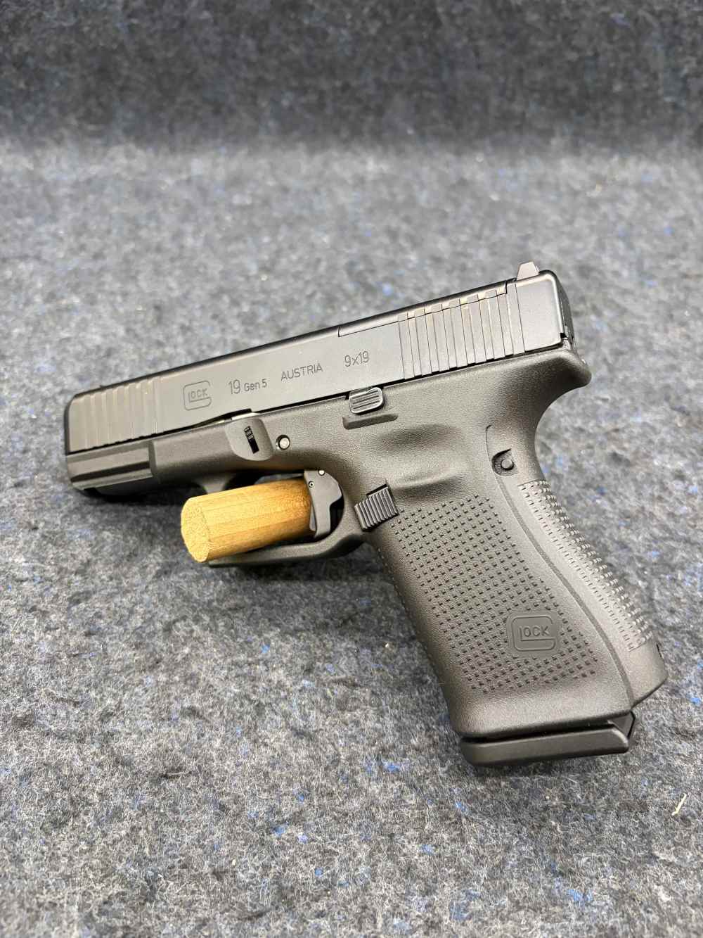 GLOCK 19 GEN5 MOS SEMI AUTO PISTOL 9MM w/BOX & 2 MAGS-img-2
