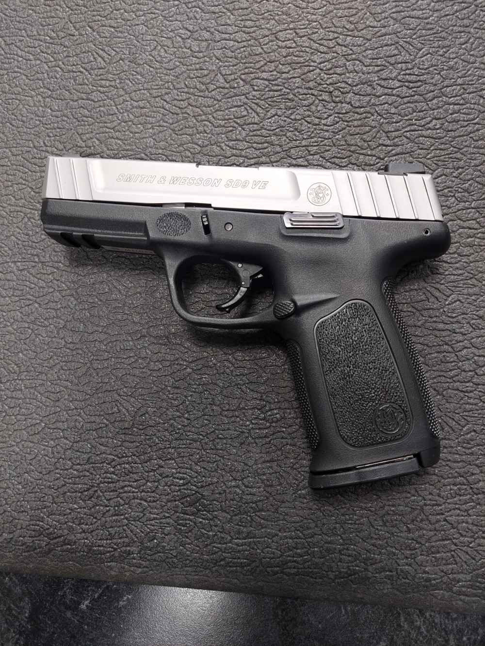 Smith & Wesson SD9 VE 9mm New and unfired-img-1