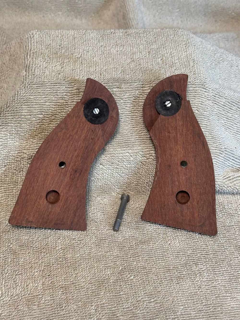 Ruger Redhawk Factory wood grips with grip screw-img-1