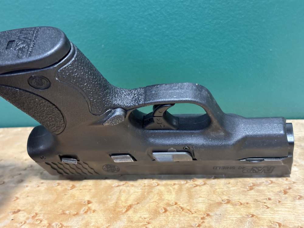 Smith and Wesson M&P40 Shield .40 S&W Sub Compact Pistol -img-6