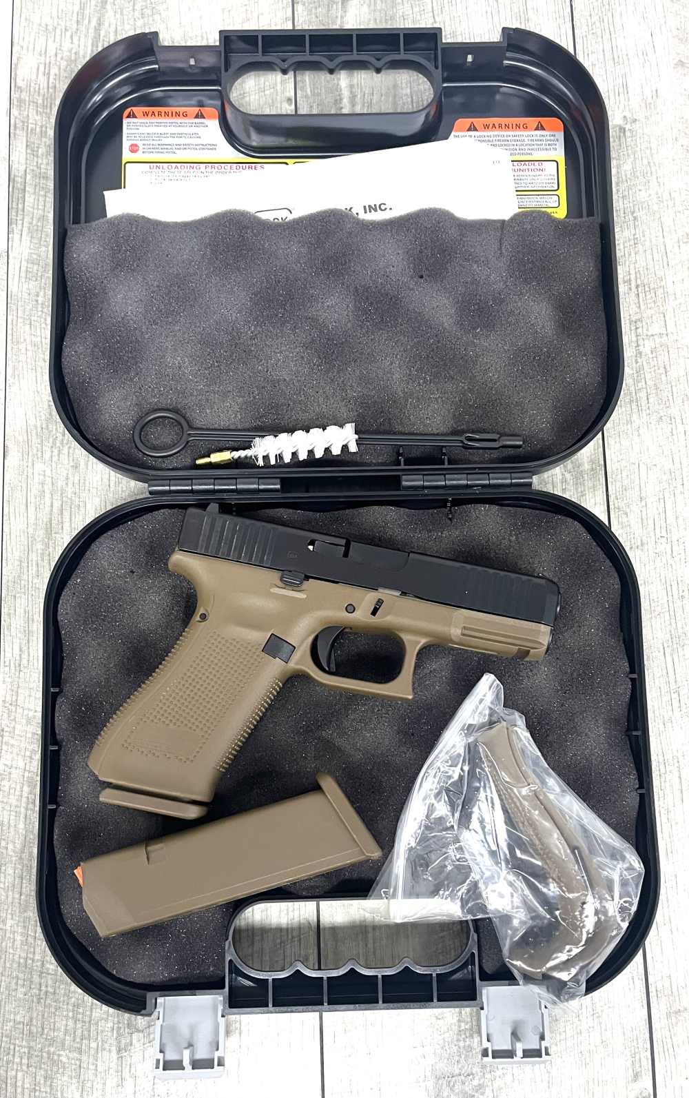 Glock 45 Gen 5 9mm FDE  !Great Condition! -img-2