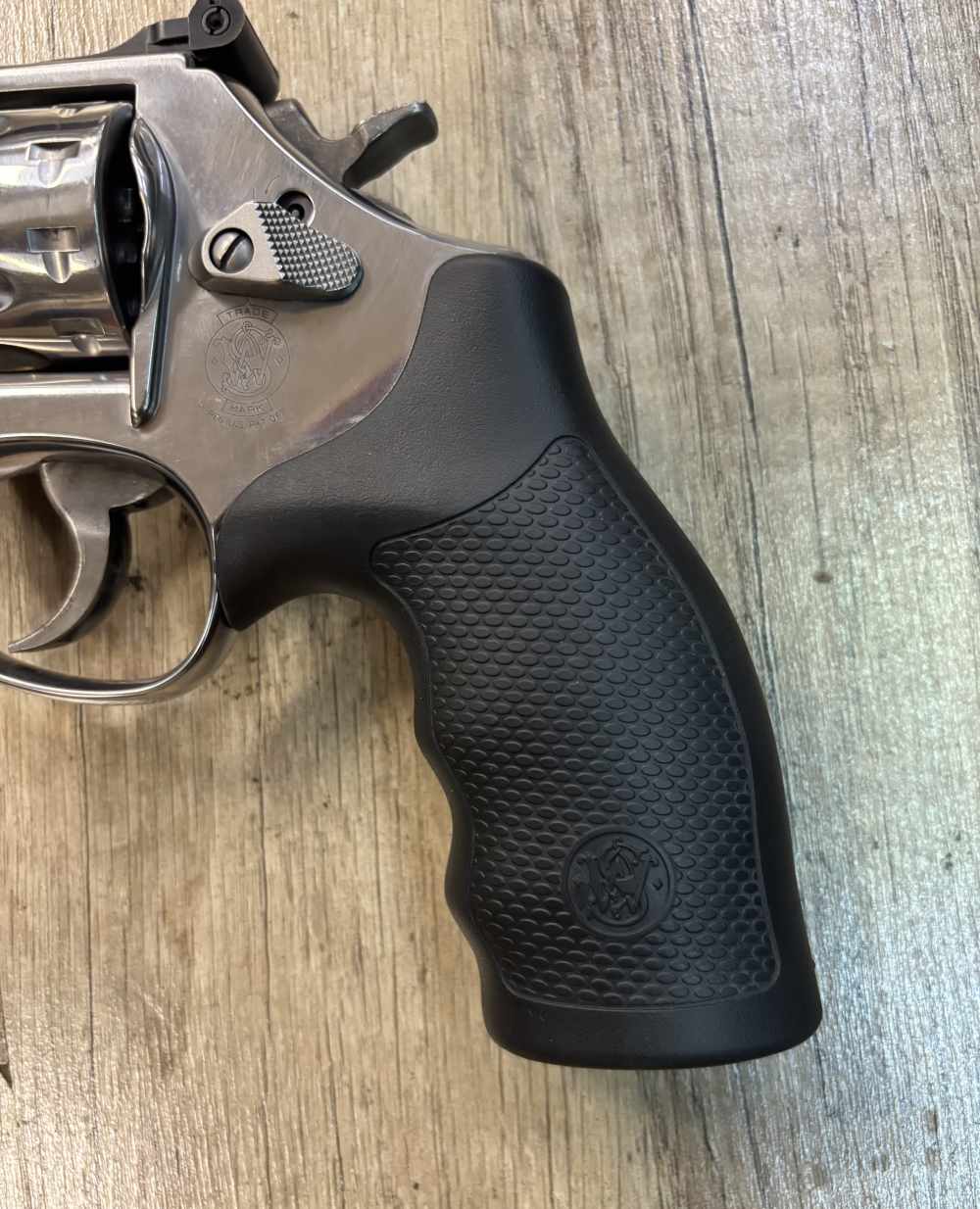 LNIB SMITH AND WESSON 617-4  STAINLESS  10 SHOT  22 LR. REVOLVER -img-4