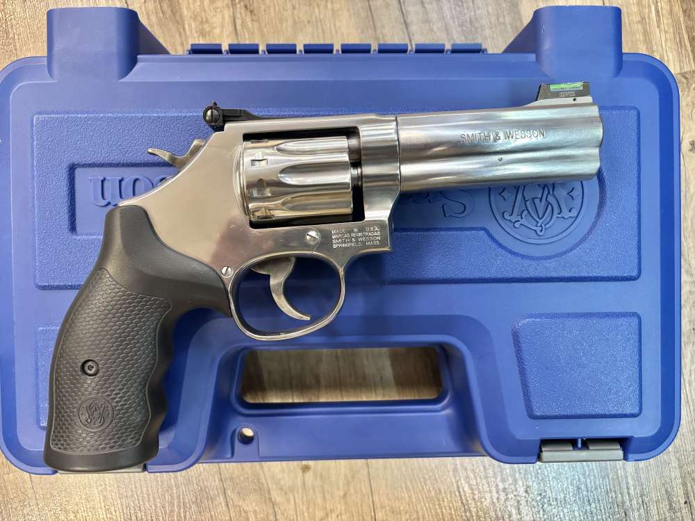 LNIB SMITH AND WESSON 617-4  STAINLESS  10 SHOT  22 LR. REVOLVER -img-1