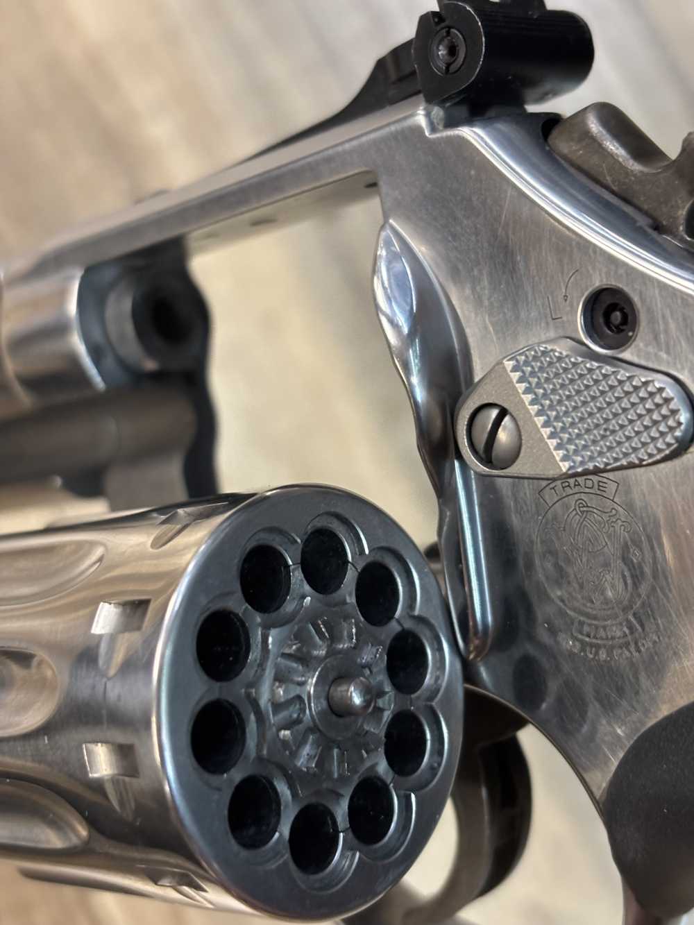 LNIB SMITH AND WESSON 617-4  STAINLESS  10 SHOT  22 LR. REVOLVER -img-31