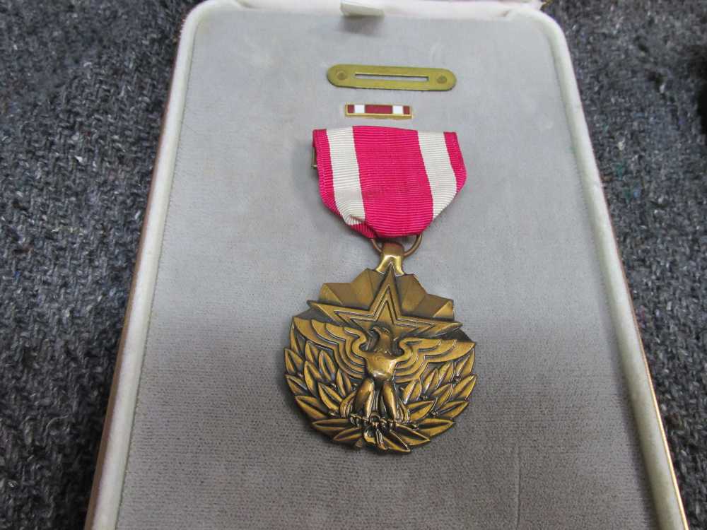 2-U.S. MERITORIOUS SERVICE MEDALS/RIBBONS/LAPEL PINS IN CASES-NICE LOOKING-img-3