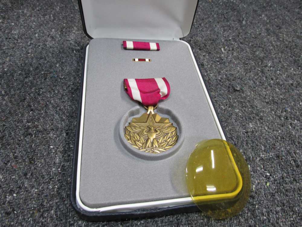 2-U.S. MERITORIOUS SERVICE MEDALS/RIBBONS/LAPEL PINS IN CASES-NICE LOOKING-img-8