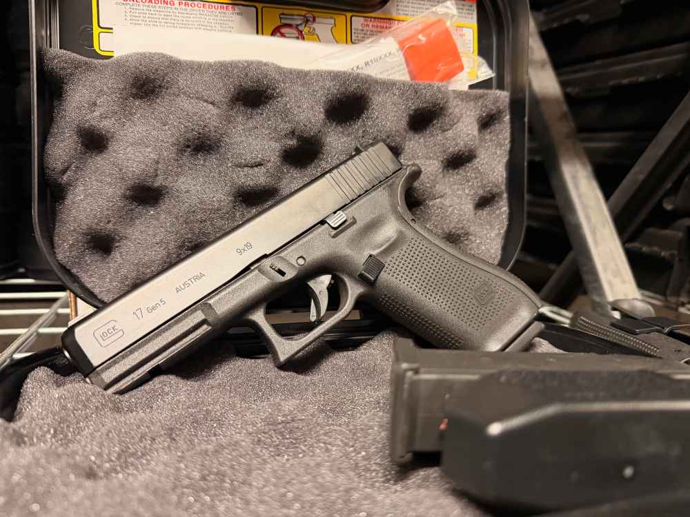 GLOCK G17 GEN5 POLICE TRADE-INS BLACK DLC NIGHT SIGHTS (3) 17-RND 4.49" 9MM-img-0