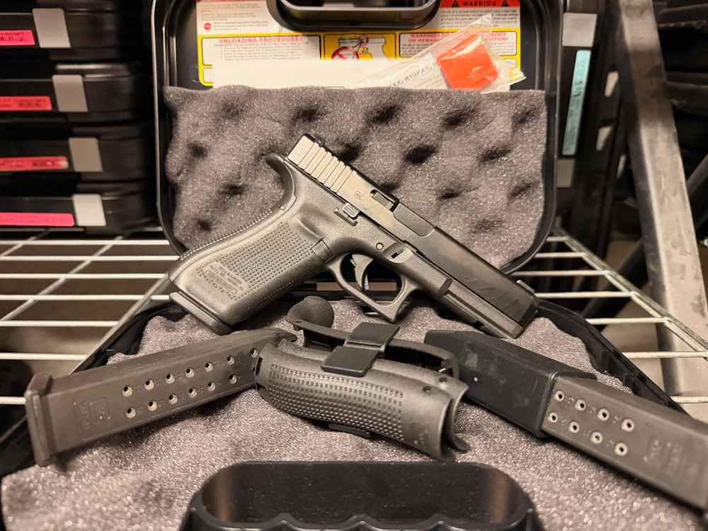 GLOCK G17 GEN5 POLICE TRADE-INS BLACK DLC NIGHT SIGHTS (3) 17-RND 4.49" 9MM-img-1