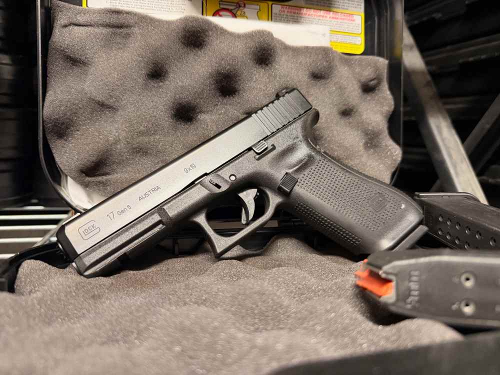 GLOCK G17 GEN5 POLICE TRADE-INS BLACK DLC NIGHT SIGHTS (3) 17-RND 4.49" 9MM-img-0
