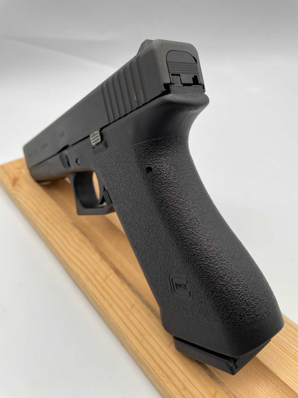 Glock 17 Classic Gen 1, 9MM Semi Auto Pistol, 2 Mags OG Case, Penny Auction-img-5