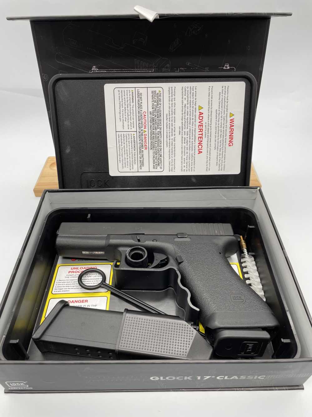 Glock 17 Classic Gen 1, 9MM Semi Auto Pistol, 2 Mags OG Case, Penny Auction-img-9