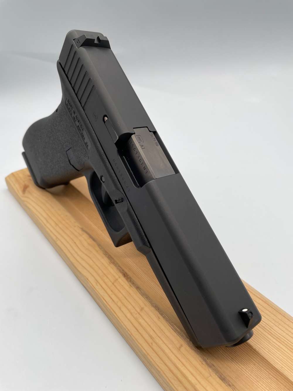 Glock 17 Classic Gen 1, 9MM Semi Auto Pistol, 2 Mags OG Case, Penny Auction-img-4
