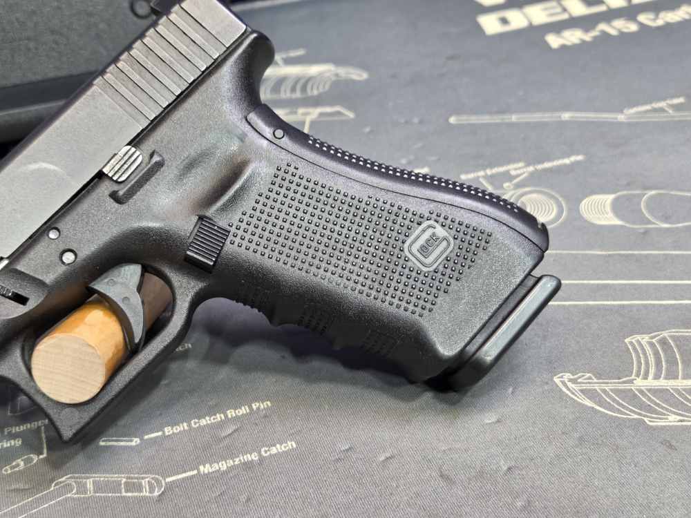 Glock 22 Gen 4 .40 S&W 15 Round Blue Label Semi-Automatic Pistol-img-3