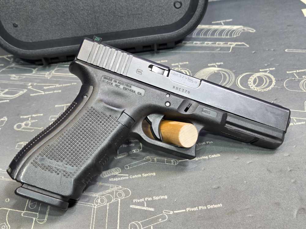 Glock 22 Gen 4 .40 S&W 15 Round Blue Label Semi-Automatic Pistol-img-4