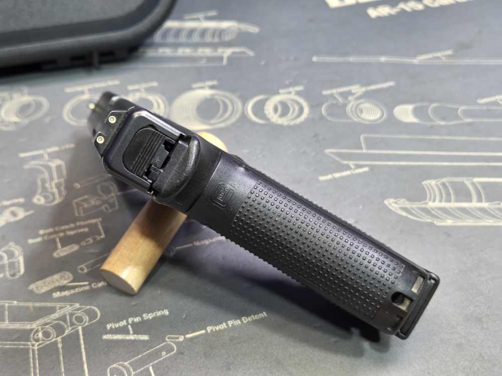 Glock 22 Gen 4 .40 S&W 15 Round Blue Label Semi-Automatic Pistol-img-8