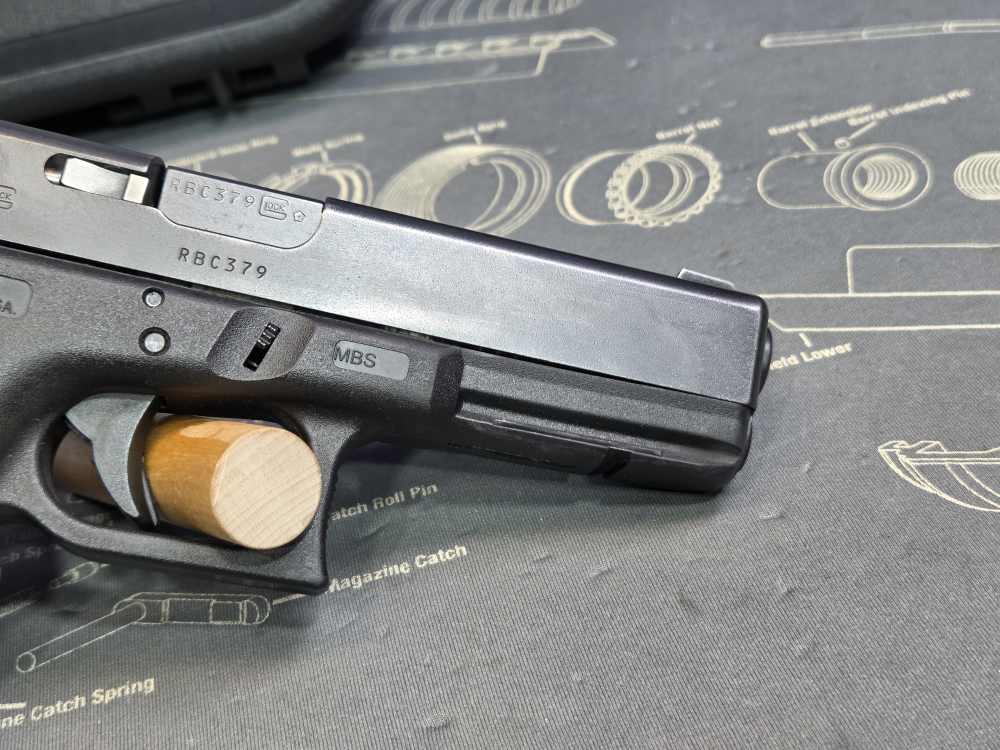 Glock 22 Gen 4 .40 S&W 15 Round Blue Label Semi-Automatic Pistol-img-7