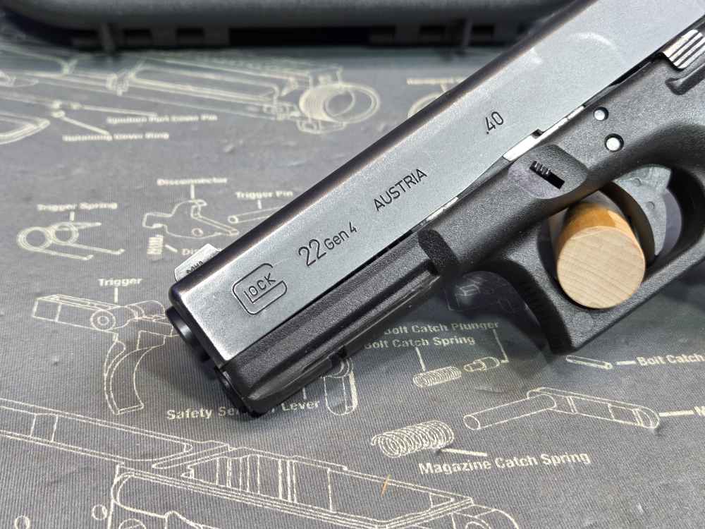 Glock 22 Gen 4 .40 S&W 15 Round Blue Label Semi-Automatic Pistol-img-1