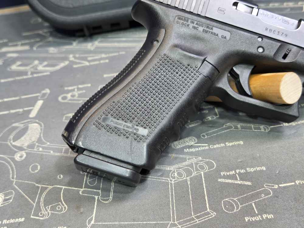 Glock 22 Gen 4 .40 S&W 15 Round Blue Label Semi-Automatic Pistol-img-5