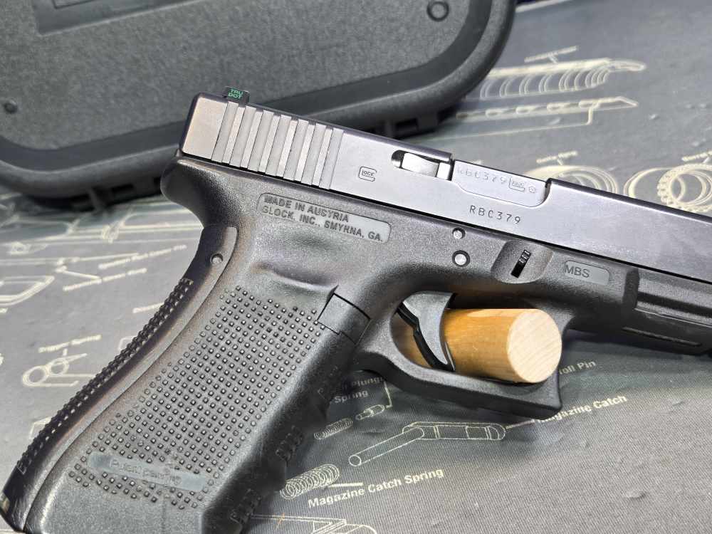 Glock 22 Gen 4 .40 S&W 15 Round Blue Label Semi-Automatic Pistol-img-6