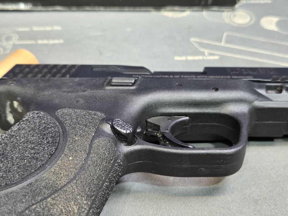 Smith & Wesson M&P M2.0 9mm Semi-Automatic Pistol-img-7