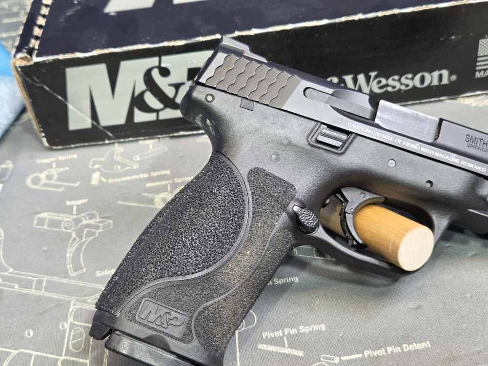 Smith & Wesson M&P M2.0 9mm Semi-Automatic Pistol-img-4