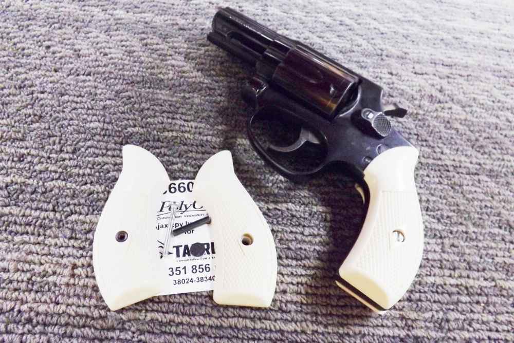 Taurus 85 856 Revolver Ajax Magna type Small Ivory Grips, Seal, and Pin -img-0