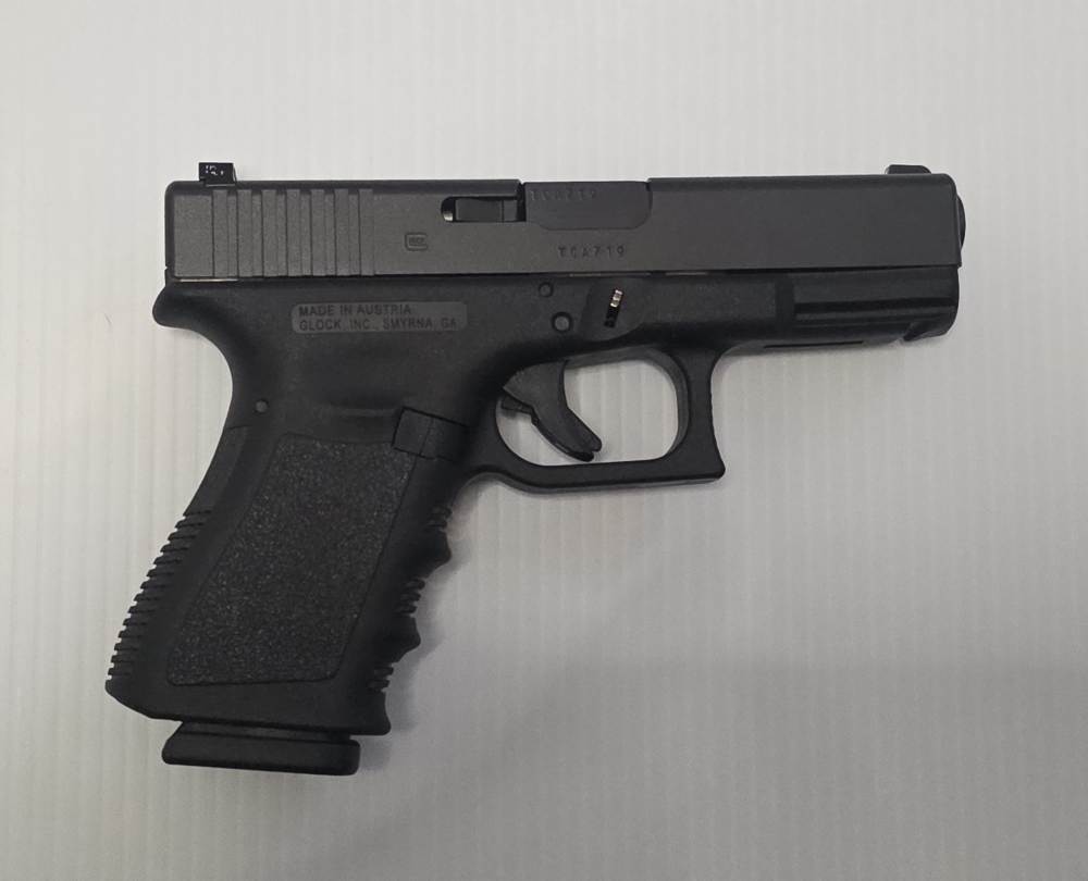 Glock 19 Gen 3 Great Shape with Extras 9mm with 2 Magazines-img-1