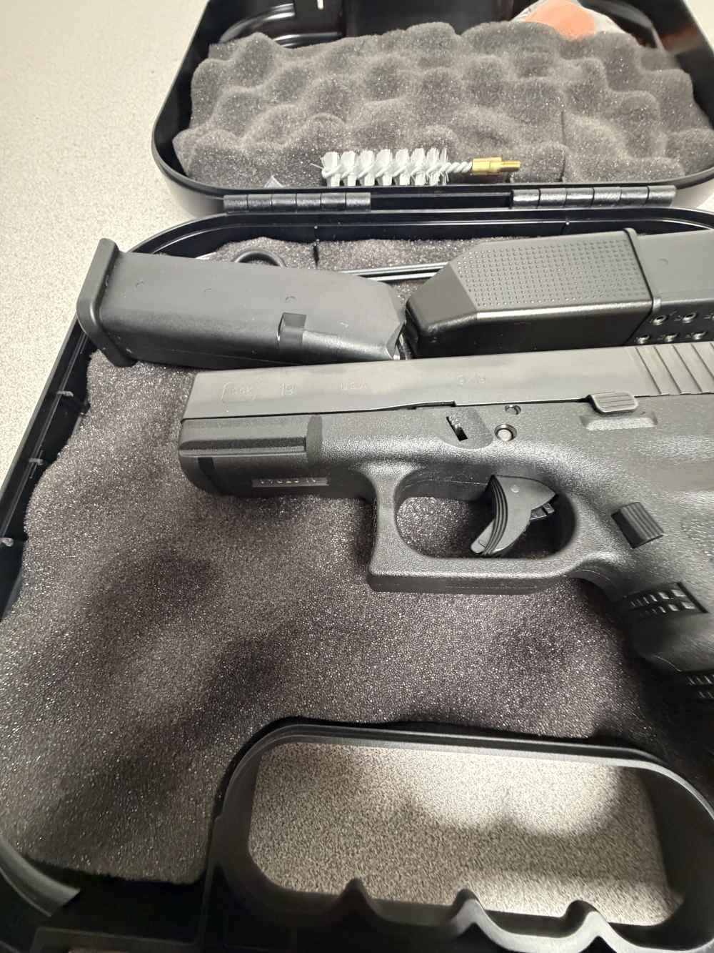  Glock G19, 9mm, 4.01", Black Polymer Grip/Frame, Black Finish, 15 Rds-img-4