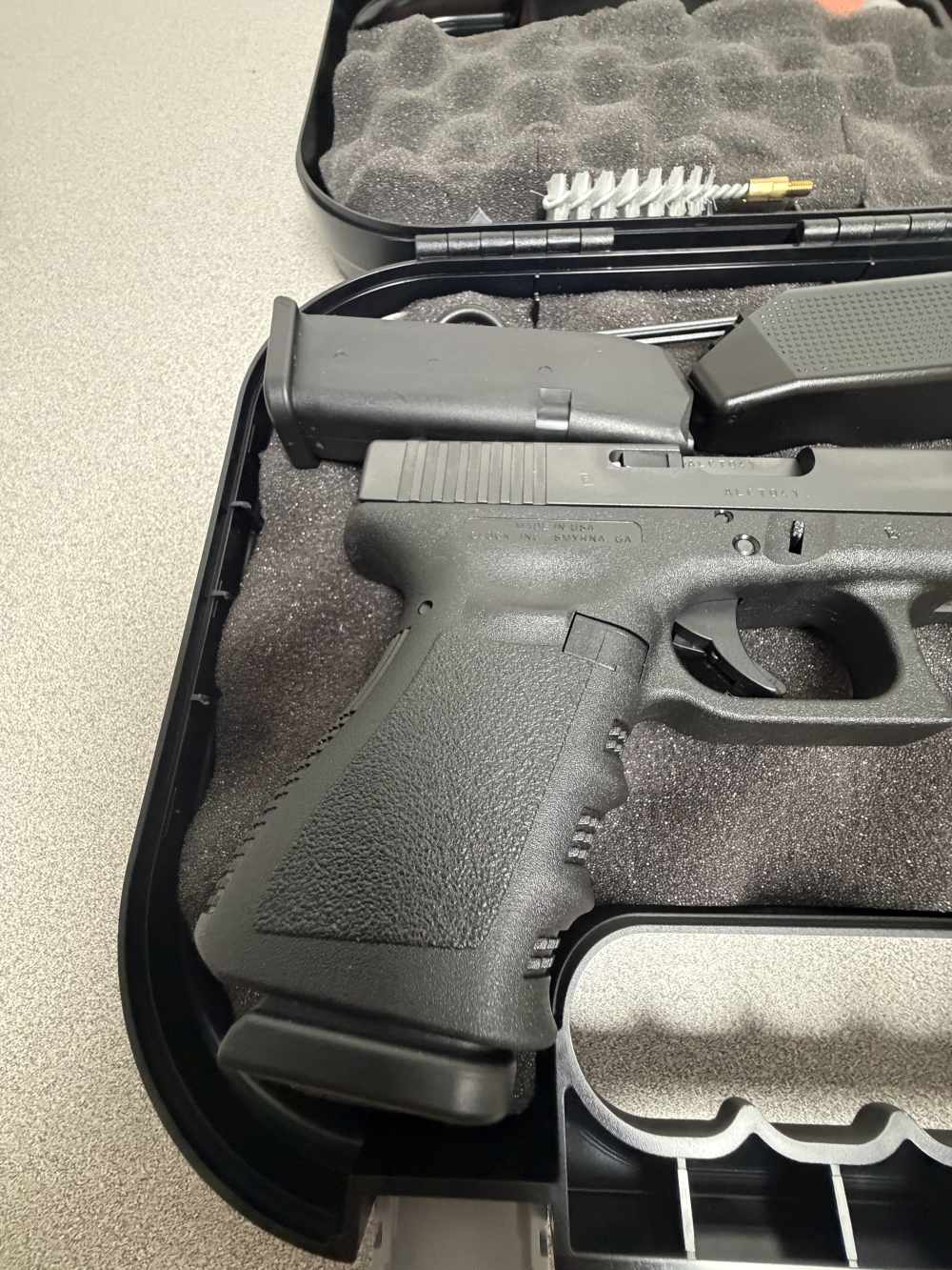  Glock G19, 9mm, 4.01", Black Polymer Grip/Frame, Black Finish, 15 Rds-img-1