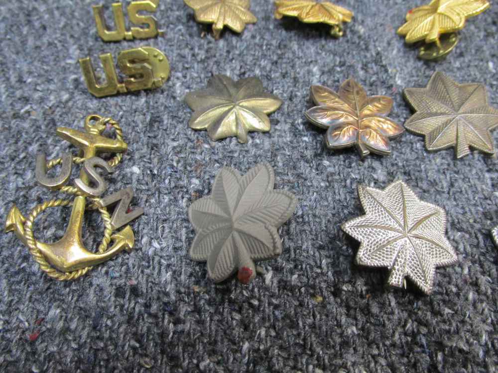 LOT OF U.S. MILITARY COLLAR INSIGNIA, CAP BADGES, CAPTAINS BARS, MORE-img-4