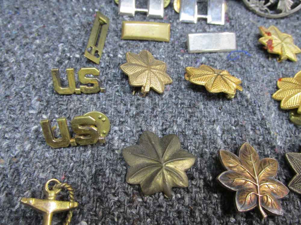 LOT OF U.S. MILITARY COLLAR INSIGNIA, CAP BADGES, CAPTAINS BARS, MORE-img-3