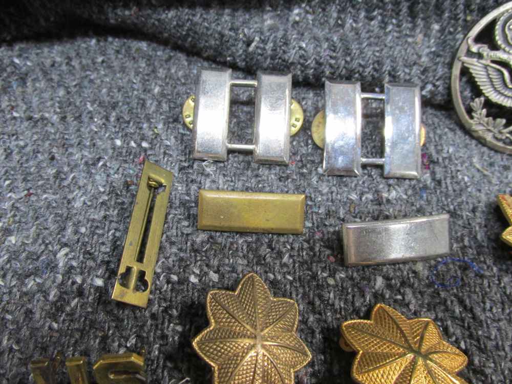 LOT OF U.S. MILITARY COLLAR INSIGNIA, CAP BADGES, CAPTAINS BARS, MORE-img-2