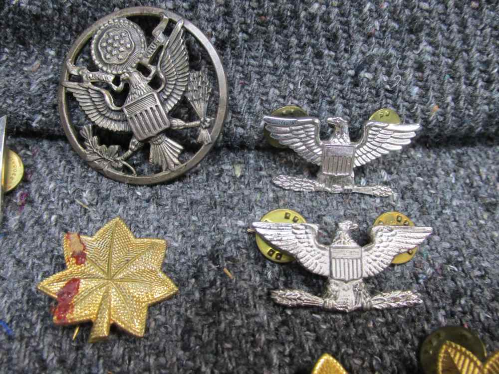 LOT OF U.S. MILITARY COLLAR INSIGNIA, CAP BADGES, CAPTAINS BARS, MORE-img-1