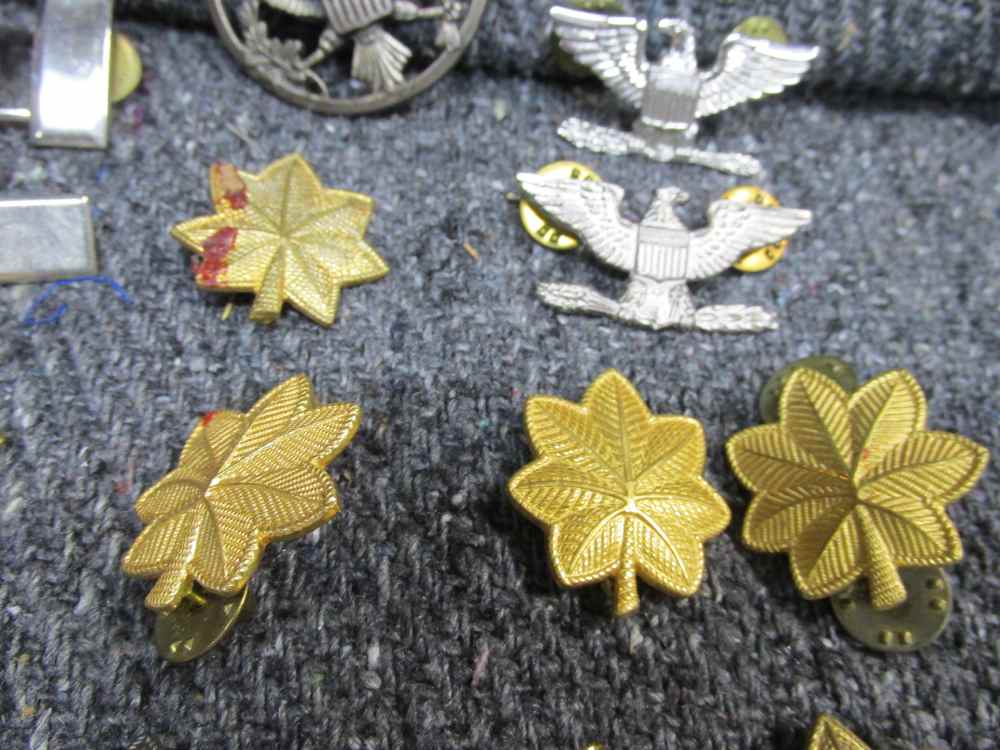 LOT OF U.S. MILITARY COLLAR INSIGNIA, CAP BADGES, CAPTAINS BARS, MORE-img-6