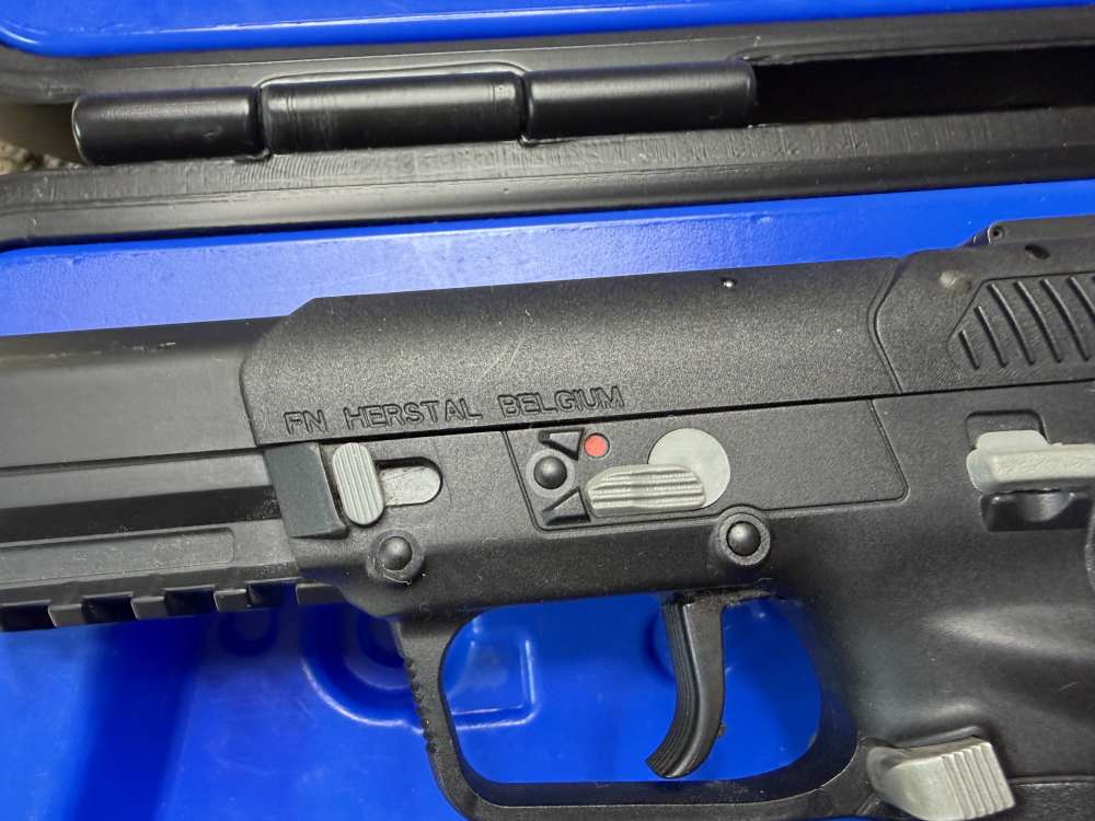 LNIB FNH Five Seven 5.7x28 black w/ 3 mags NICE! Trades!-img-6