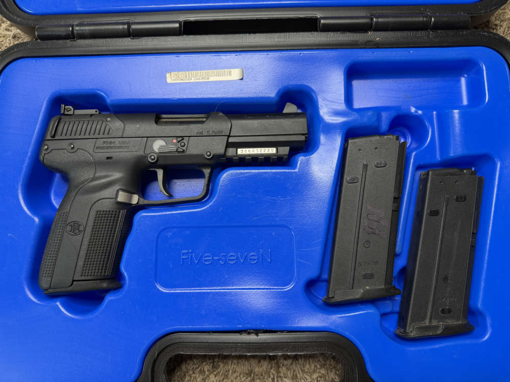 LNIB FNH Five Seven 5.7x28 black w/ 3 mags NICE! Trades!-img-2